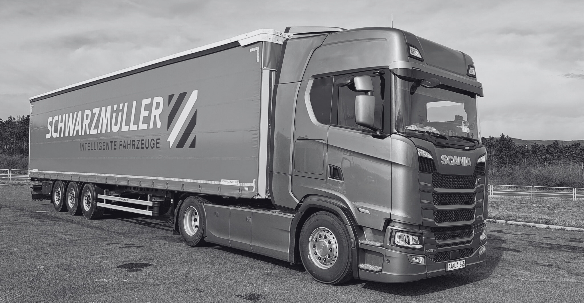 Az S-Maszk Transport Scania kamionja ponyvás félpótkocsival